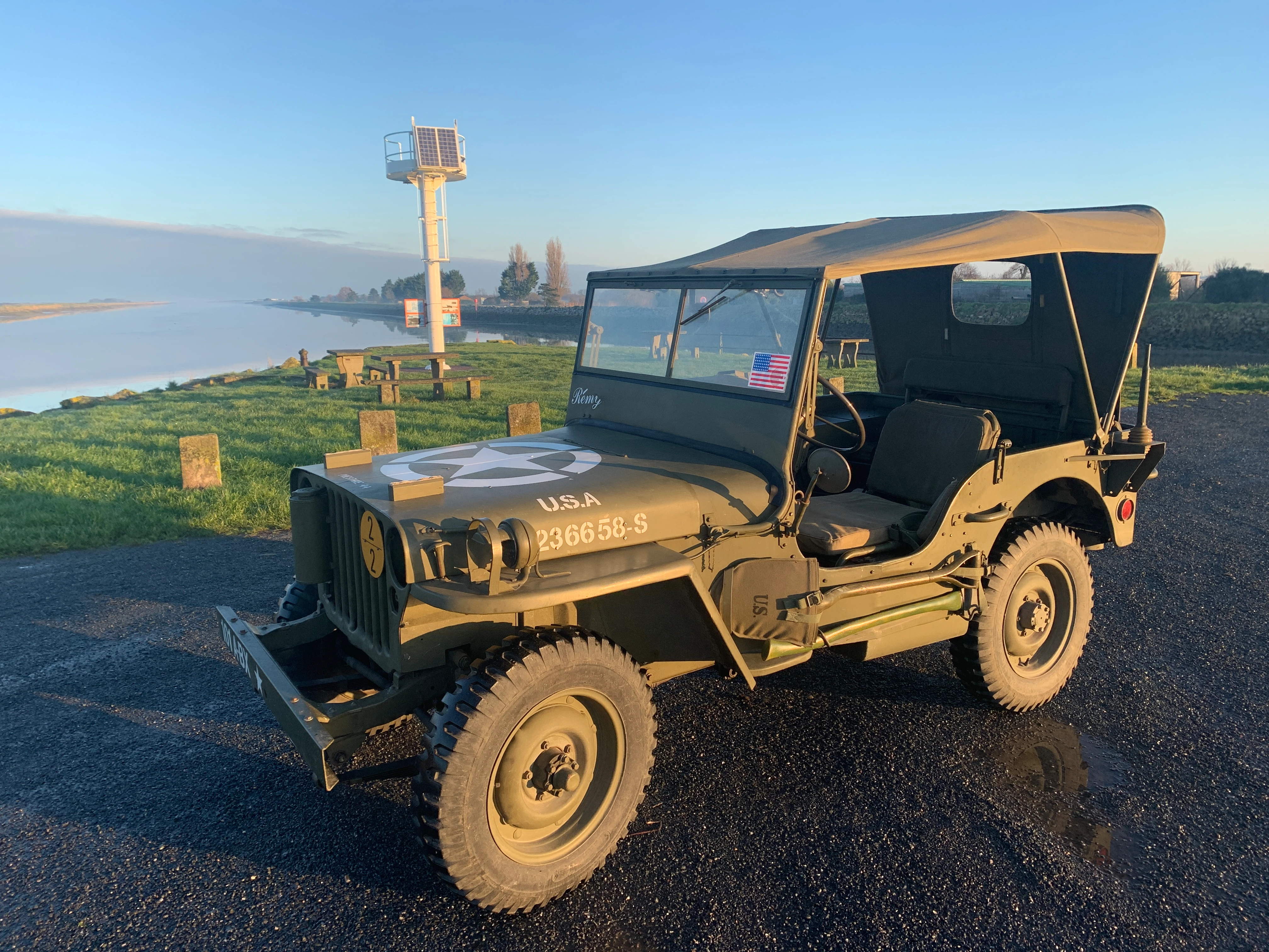 Jeep restaurée devant un bâtiment ancien
